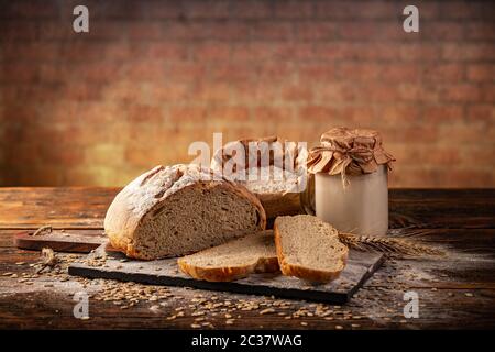 Antipasto a base di lievito attivo in vaso di vetro con pane Foto Stock