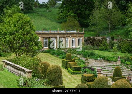 I giardini Italianate a Mapperton House, una casa padronale giacobina vicino a Beaminster, Dorset, Regno Unito Foto Stock