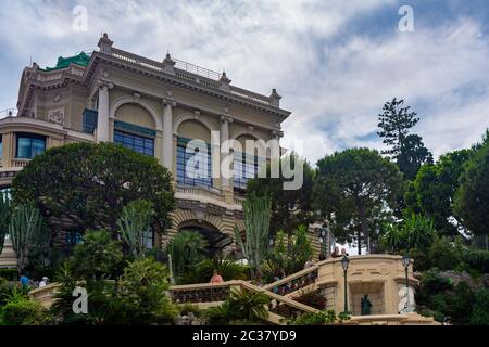Monte Carlo, Monaco - 13 Giugno 2019 : persone che visitano il famoso casinò di Monte Carlo, Monaco. Foto Stock