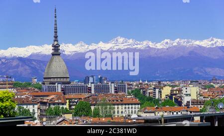 Torino Torino panorama aereo in timelapse con Mole Antonelliana, Monte dei Cappuccini e le Alpi sullo sfondo. Italia, Piemonte, Torino.
