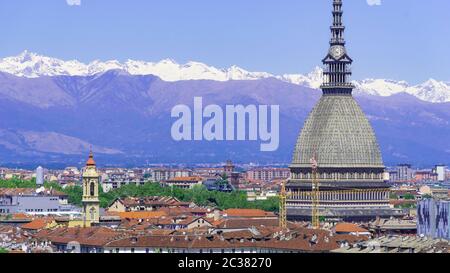 Torino Torino panorama aereo in timelapse con Mole Antonelliana, Monte dei Cappuccini e le Alpi sullo sfondo. Italia, Piemonte, Torino.