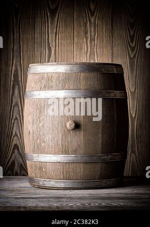 Vecchio barile di legno marrone su sfondo di legno Foto Stock