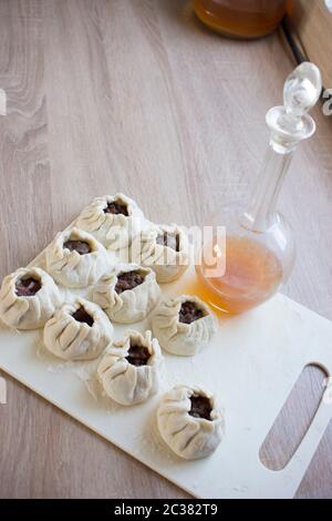 Il processo di realizzazione fatta in casa gnocchi. Raw gnocchi fatti in casa su una tavola di legno. Gnocchi di stampaggio. Foto Stock
