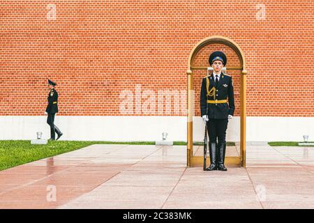 Mosca, Russia - 7 LUGLIO 2017. Una barella si trova in una cabina vicino al Memoriale del Milite Ignoto, vicino alla piazza rossa. Ano Foto Stock