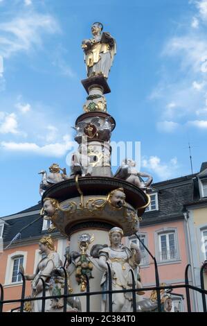 TREVIRI, GERMANIA - 13 settembre 2019 - la fontana di Petrus nella piazza principale del mercato TREVIRI Germania Foto Stock