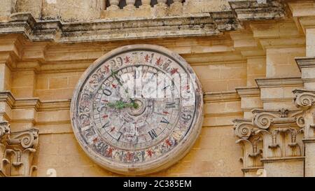 Mdina - MALTA. Orologio astronomico della Cattedrale di San Paolo a Mdina. Mdina è la destinazione turistica più popolare a Malta Foto Stock