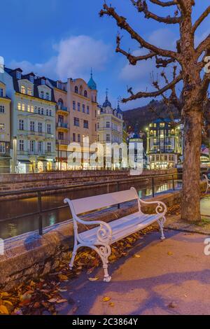 Karlovy Vary, Repubblica Ceca - 30 ottobre 2017: Argine nel centro della città Foto Stock