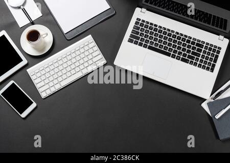 Vista dall'alto dell'ambiente di lavoro con dispositivi digitali Foto Stock