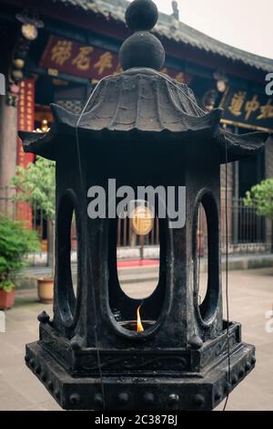 Chengdu, Cina - Luglio 2019 : Memorial candela nel monastero di Wenshu Foto Stock