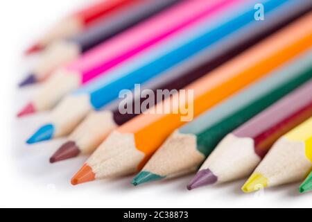 Numero di matite colorate isolati su sfondo bianco Foto Stock