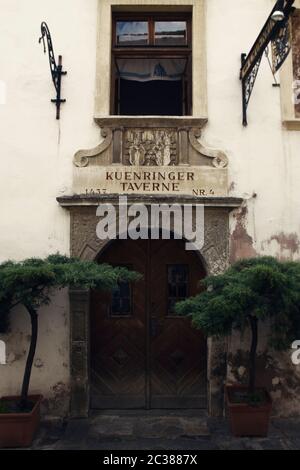 Durnstein (Dürnstein), Austria - 07 Luglio 2018: - Vecchia Taverna Kuenringer quale data di anno 1437 Stock Foto editoriale Foto Stock