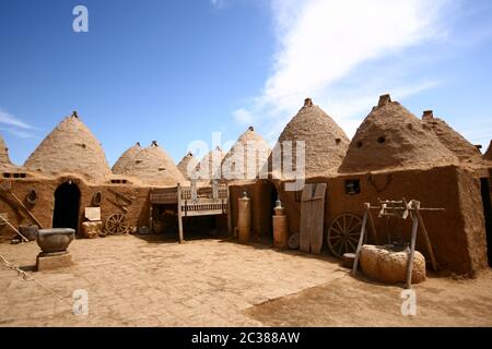 Tradizionali case di mattoni di fango di alveare nel deserto, Harran, Turchia. Edifici in mattoni di fango sormontati da tetti a cupola e costruiti con fango e mattoni recuperati. Foto Stock