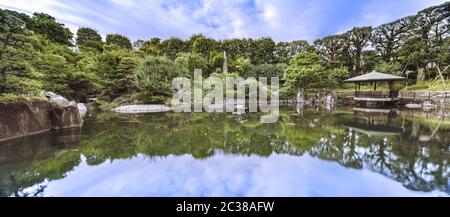 Esagonale Gazebo Ukimido nel laghetto centrale del Giardino di Mejiro dove le anatre riposano e che è s Foto Stock