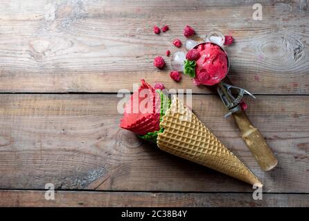 Sorbetto al lampone, gelato su sfondo di legno. Cucchiaio di gelato d'epoca. Spazio di copia. Messa a fuoco selettiva, vista dall'alto. Foto Stock