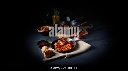 Ali di pollo rustiche in miele con zeppe di patate Foto Stock