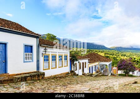 Montagne e strade della città vecchia e storica di Tiradentes Foto Stock