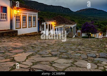 Strade della città vecchia e storica di Tiradentes al tramonto Foto Stock