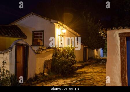 Strade della città vecchia e storica di Tiradentes di notte Foto Stock