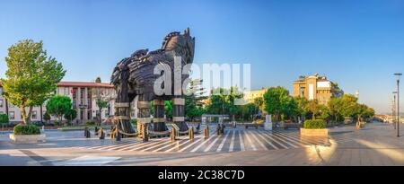 Canakkale, Turchia -07.23.2019. Museo all'aperto di Troy Antique City sull'Embankment di Canakkale in Turchia in una mattinata d'estate. Vista panoramica di grandi dimensioni Foto Stock