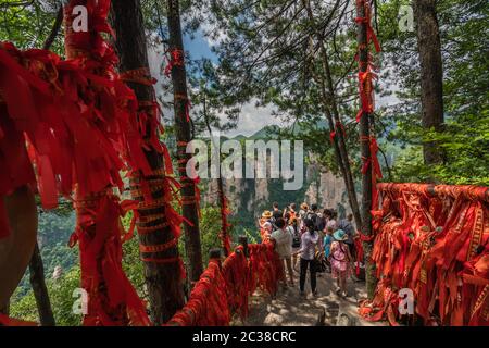 Nastri di rosso lungo il sentiero di montagna in Zhangjiajie Foto Stock