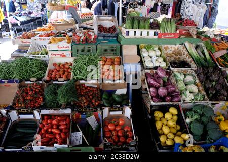 Bancarella di frutta e verdura nel mercato di Sant'Ambrogio, Piazza Lorenzo Ghiberti, Firenze, Firenze, Italia. Foto Stock