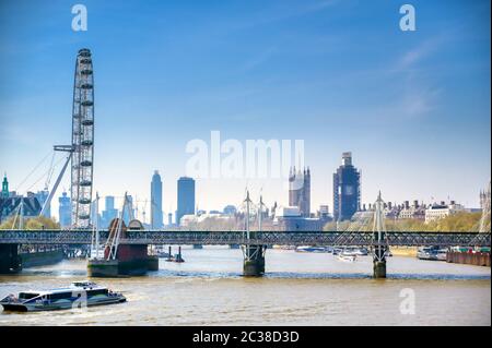 Una vista lungo il Tamigi in una giornata di sole a Londra, Regno Unito Foto Stock