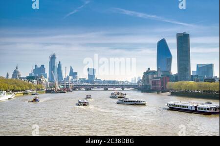 Una vista lungo il Tamigi in una giornata di sole a Londra, Regno Unito Foto Stock