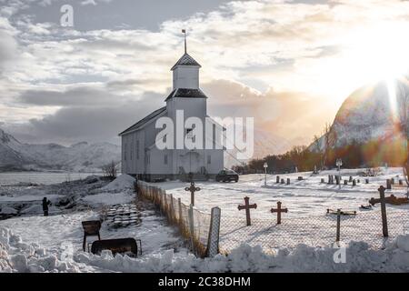 Tramonto sulla chiesa di Gissoy a Lofoten. Foto Stock