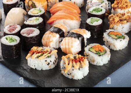 Ampio set di sushi da vicino. Vari maki, nigiri e rotoli Foto Stock