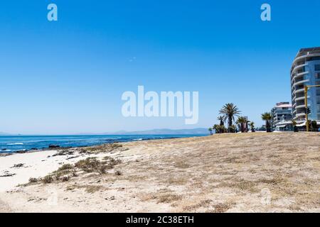 Costa con vedute a Sea Point Promenade nella splendida Cape Town, Sud Africa. Foto Stock