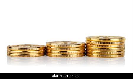 Pile di monete in aumento isolate su sfondo bianco. Monete d'oro in un mucchio. Il concetto di crescita del reddito e della criptovaluta. Foto Stock