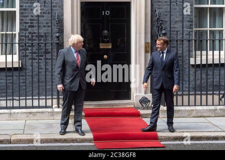 18 giugno 2020, Londra, Regno Unito. Il presidente francese Emmanuel Macron incontra il primo ministro britannico Boris Johnson al 10 Downing St a Londra, Gran Bretagna, il 18 giugno 2020. Boris Johnson ed Emmanuel Macron hanno tenuto i colloqui giovedì a 10 Downing Street, il primo incontro tra i capi di Stato in Gran Bretagna dall'inizio della pandemia di COVID-19. Foto Stock