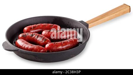 Salsicce fritte di carne aromatiche in padella in ghisa con manico in legno. Isolato su sfondo bianco. Il concetto di cibo tradizionale Foto Stock