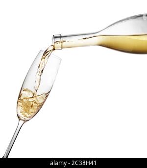 Lo champagne versato in calice da una bottiglia isolata su sfondo bianco Foto Stock