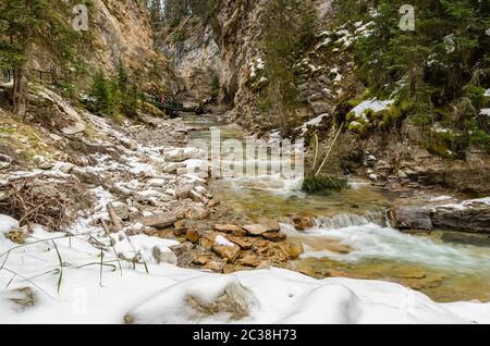 Splendido scenario del Johnston Canyon Trail nei primi mesi invernali, Banff National Park, Alberta, Canada Foto Stock