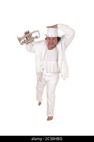 Un Medioevo uomo indigeni dancing in un vestito bianco e cappello bianco a suonare la tromba con i suoi lunghi capelli, isolato per sfondo bianco Foto Stock