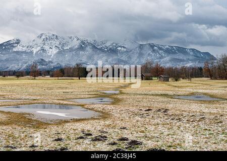 Escursione invernale attraverso i prati di Benediktbeueern Foto Stock