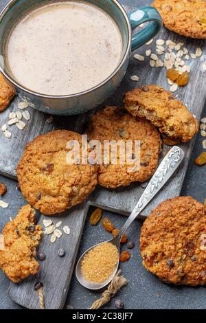 Biscotti fatti in casa con farinata d'avena e una tazza di caffè con latte. Foto Stock