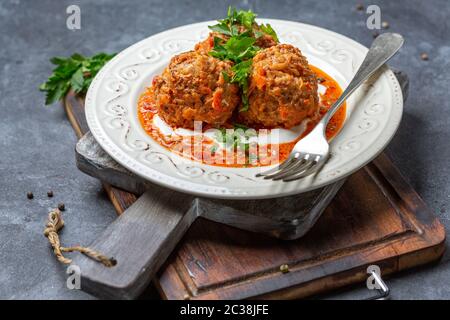 Polpette di carne macinate con verdure e salsa di pomodoro. Foto Stock