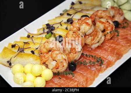 Gamberetti assortiti, trote e pesce oleoso con palle di olio Foto Stock