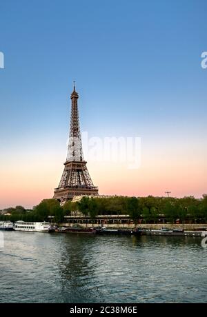 Torre Eiffel sul fiume Senna a Parigi, Francia Foto Stock