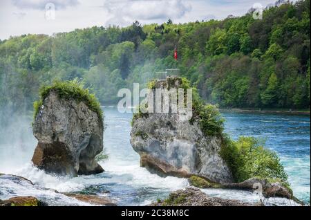 Laufen Castello è un palazzo a Reno che si affaccia sul Reno e la caduta dell'acqua. Foto Stock