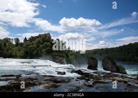 Laufen Castello è un palazzo a Reno che si affaccia sul Reno e la caduta dell'acqua. Foto Stock