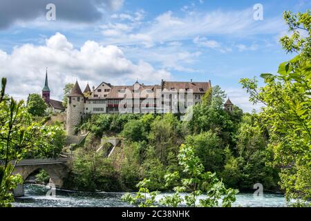 Laufen Castello è un palazzo a Reno che si affaccia sul Reno e la caduta dell'acqua. Foto Stock