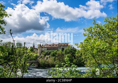 Laufen Castello è un palazzo a Reno che si affaccia sul Reno e la caduta dell'acqua. Foto Stock