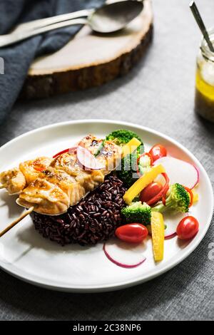 Salmone con Teriyaki Riceberry Thai ed insalata Foto Stock