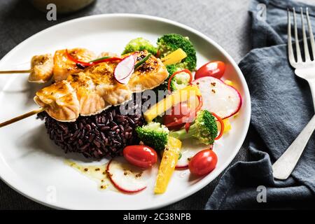 Salmone con Teriyaki Riceberry Thai ed insalata Foto Stock