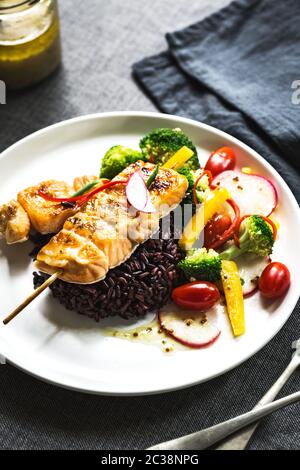 Salmone con Teriyaki Riceberry Thai ed insalata Foto Stock