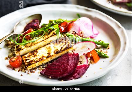 Disseccata Halloumi con asparagi e pepe su insalata di quinoa Foto Stock