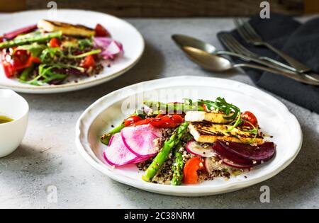 Disseccata Halloumi con asparagi e pepe su insalata di quinoa Foto Stock